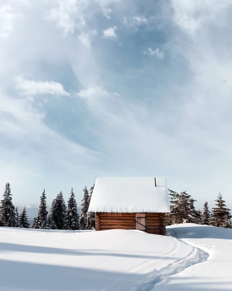 Paesaggio fantastico con casa innevata — Foto Stock