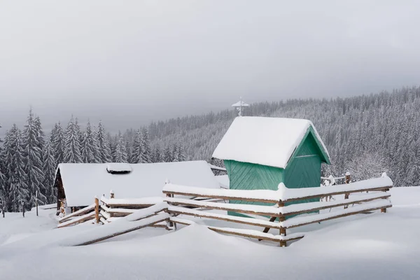 Fantástico paisaje con casa nevada —  Fotos de Stock