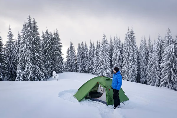 冬季山上的绿色帐篷 — 图库照片