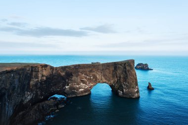 Dyrholaey benzersiz bazalt kemer