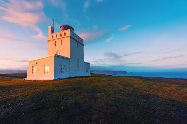 Cape Dyrholaey 'deki beyaz deniz feneri.