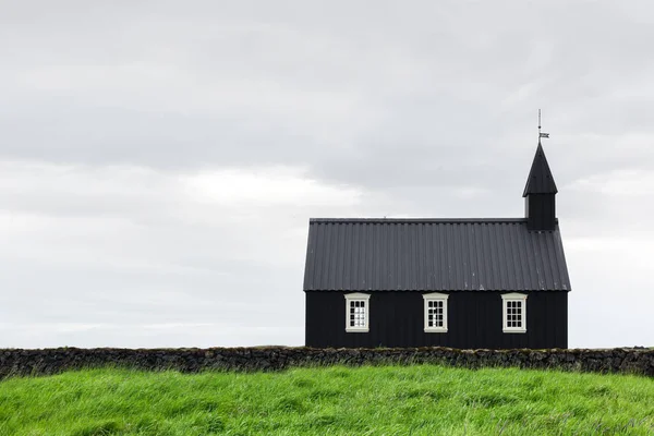 Schwarze hölzerne Kirche budakirkja — Stockfoto