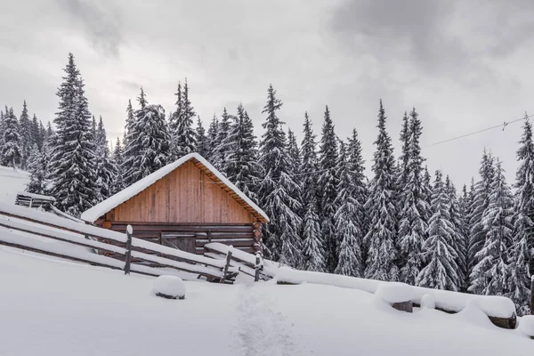 Paisagem fantástica com casa nevada — Fotografia de Stock