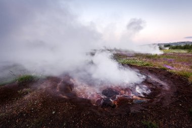 Sigara fumarole Haukadalur Vadisi üzerinde