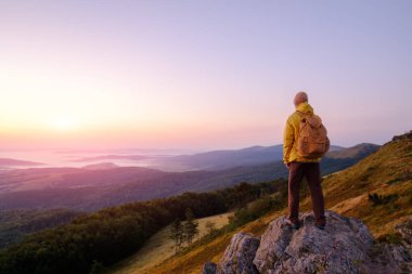 Uçurumun kenarında yalnız bir turist