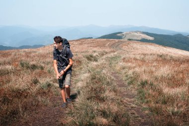 Yalnız turist dağlarda hiking