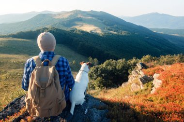 Uçurumun kenarında yalnız bir turist oturuyor.