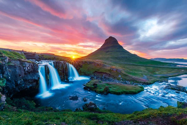 Färgglada soluppgång på Kirkjufellsfoss vattenfall — Stockfoto