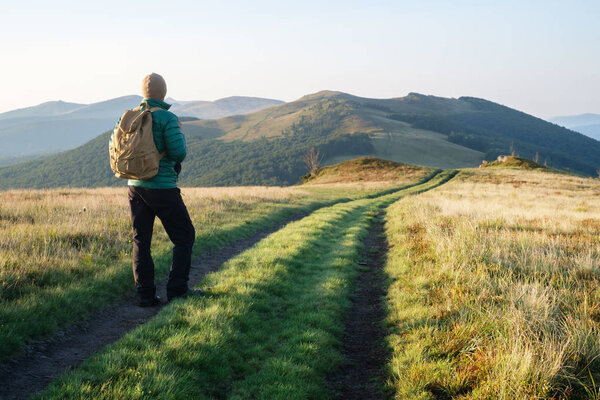 Человек на горной дороге
