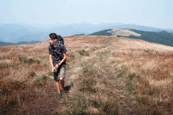 Caminhadas turísticas sozinhas nas montanhas — Fotografia de Stock