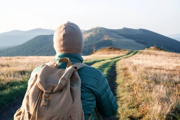 Hombre con mochila en el camino de las montañas — Foto de Stock