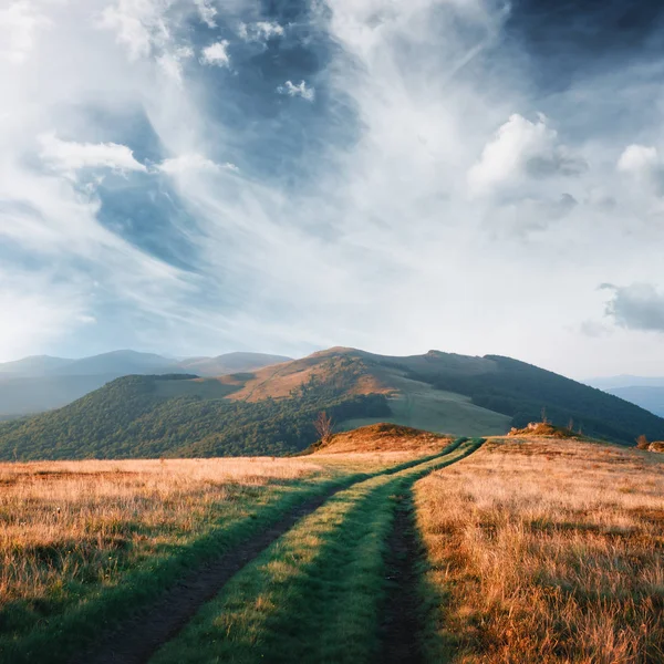 Scène incroyable sur les montagnes d'automne — Photo