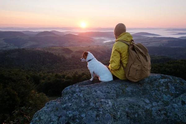 Einsamer Tourist am Rande der Klippe — Stockfoto