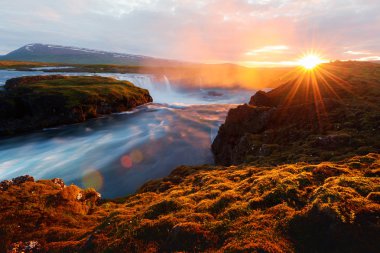 Skjalfandafljot nehrinde Godafoss şelalesi