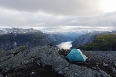 Trolltunga Kayası 'nda tek başına çadır