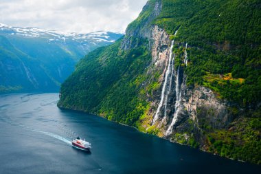 Sunnylvsfjorden fiyordunun nefes kesici manzarası