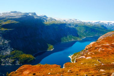 Ringedalsvatnet göl kenarında Trolltunga
