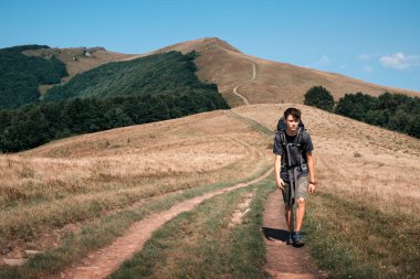 Yalnız turist dağlarda hiking