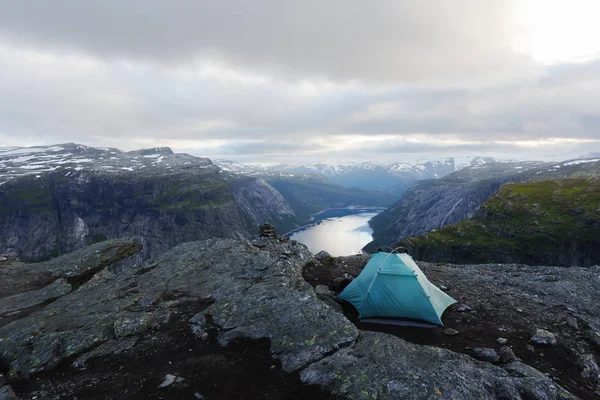 Alone tenda na rocha Trolltunga — Fotografia de Stock