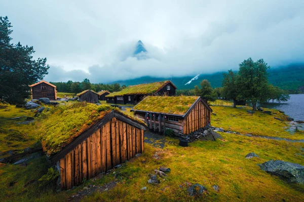 Noors grasdak oud huis — Stockfoto