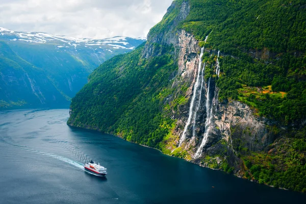 Vista deslumbrante do fiorde Sunnylvsfjorden — Fotografia de Stock