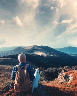 Uçurumun kenarında yalnız bir turist oturuyor.