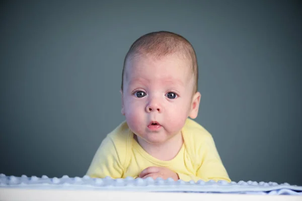 Menino recém-nascido no tapete azul closeup — Fotografia de Stock