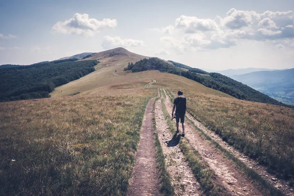 Touristisches Wandern in den Bergen — Stockfoto