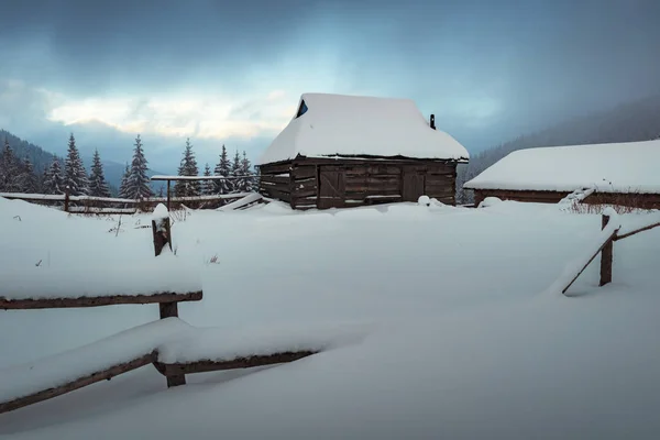 雪の家と幻想的な風景 — ストック写真