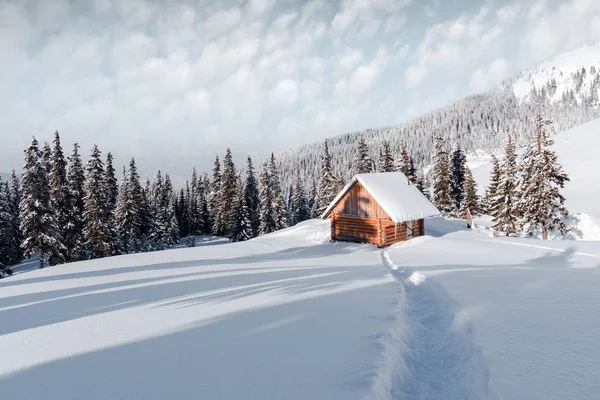Fantastická krajina se zasněženým domem — Stock fotografie