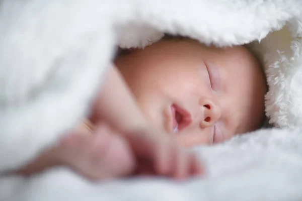 Новорожденный мальчик на белом ковре крупным планом — стоковое фото
