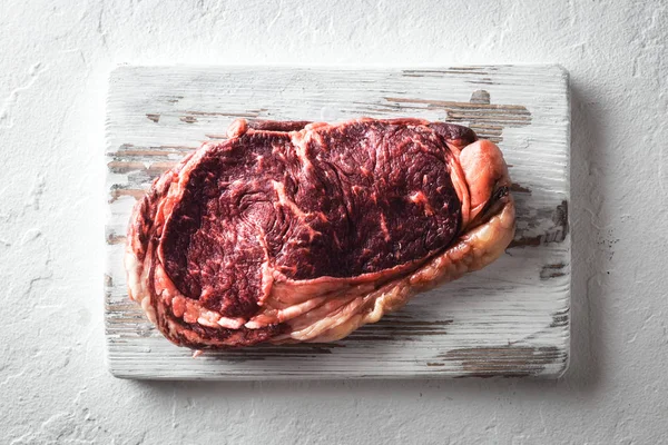 Bife de ribeye marmorização na placa branca — Fotografia de Stock