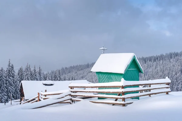 Fantastiskt landskap med gröna kapell — Stockfoto