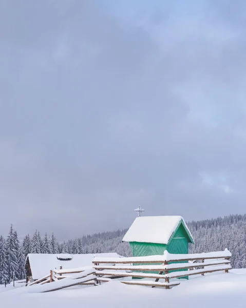 Fantástico paisaje con capilla verde —  Fotos de Stock