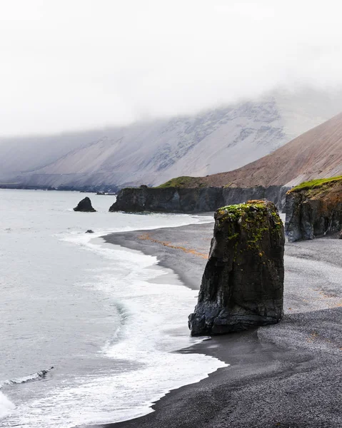 Μόνο βασάλτης ο βράχος στις ακτές της Ισλανδίας — Φωτογραφία Αρχείου