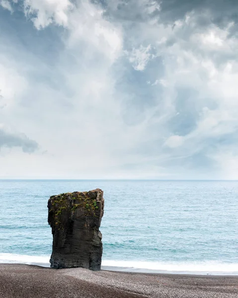 Seul basalte sur la côte islandaise — Photo