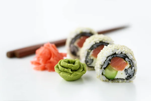 Rouleau de sushi au gingembre et wasabi gros plan — Photo
