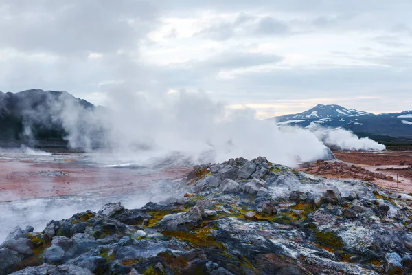 Palenie fumaroles na Hverarond Dolina — Zdjęcie stockowe