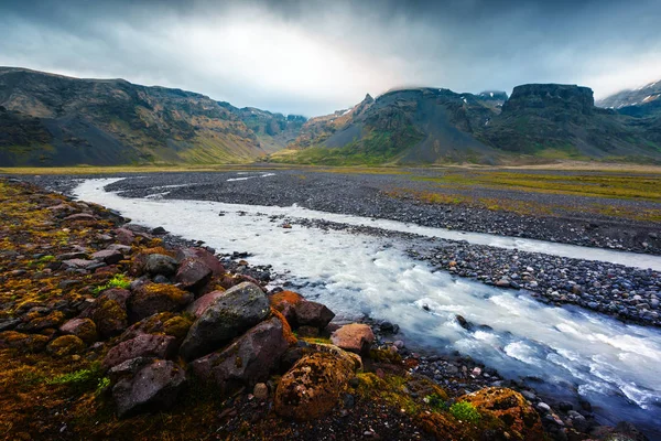 강과 산으로 전형적인 아이슬란드 풍경 — 스톡 사진