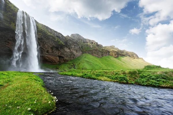 Východ slunce na Seljalandfoss vodopád — Stock fotografie