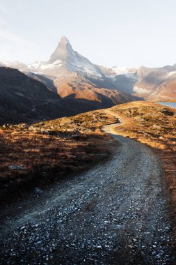 Ismarlayarak Matterhorn tepe ve İsviçre Alpleri'nde Stellisee Gölü