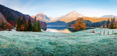 İsviçre Alpleri'nde Obersee Gölü huzurlu sonbahar görünümü