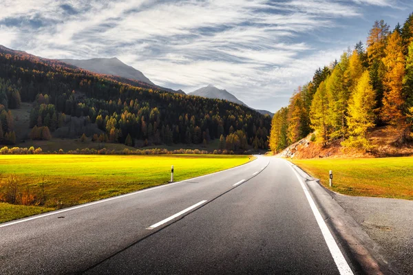 Increíble vista de carretera alpina, bosque de alerce naranja y altas montañas —  Fotos de Stock