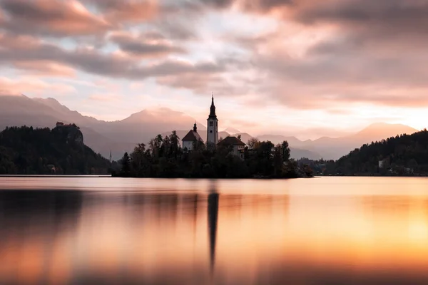 Colorida vista al amanecer del lago Bled en los Alpes Julianos, Eslovenia — Foto de Stock