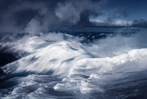 Fantastico paesaggio invernale con colline innevate — Foto Stock