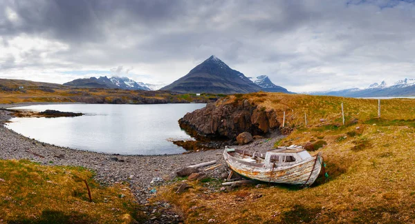 Χαρακτηριστικό τοπίο της Ισλανδίας με πλοίο — Φωτογραφία Αρχείου