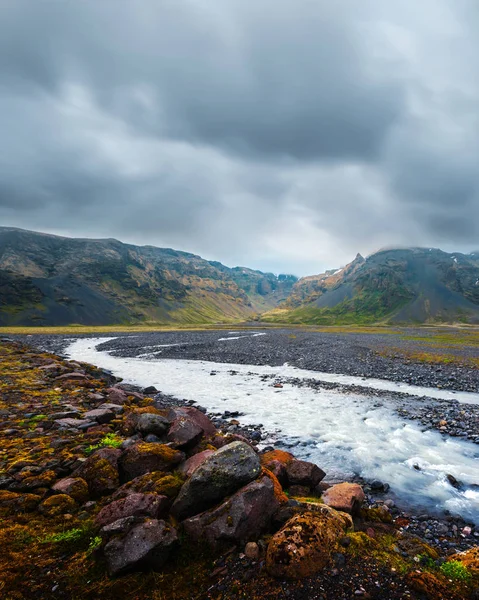 Paysage typique de l'Islande avec rivière et montagnes — Photo