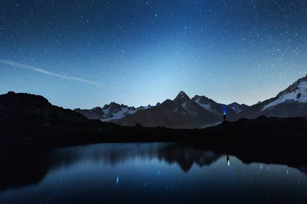 Pintoresca vista nocturna del lago Chesery en Francia Alpes —  Fotos de Stock