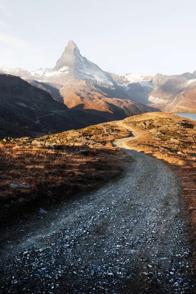 Vista pitoresca do pico de Matterhorn e do lago Stellisee nos Alpes Suíços — Fotografia de Stock