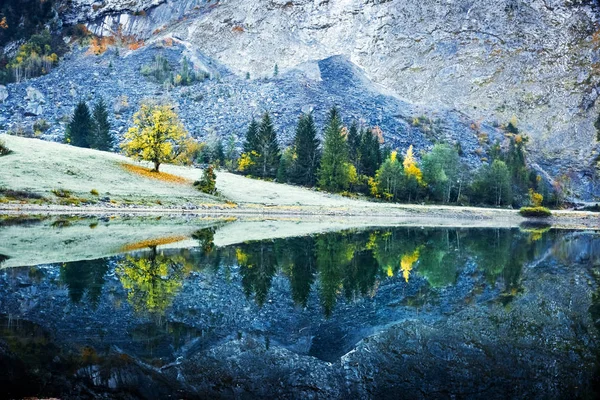 Vreedzame herfst zicht op Obersee vijver in Zwitserse Alpen — Stockfoto